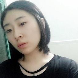 短发女孩吃瓜自拍,夏日风情尽收眼底